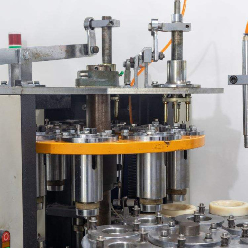 Hochgeschwindigkeitsbildungsmaschinenproduktionslinie Einwegkaffeemaschine Automatische Pappbechermaschine