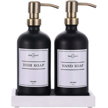 Distensione di sapone in vetro nero da 500 ml con pompe dorate ed etichette impermeabili - impostati con vassoio in cemento