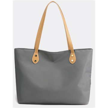 Легкая и удобная модная сумочка