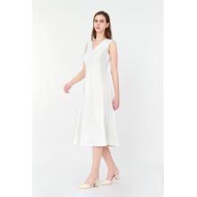 Mouwloze gebreide witte jurk met v-nek