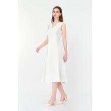 Ve robe blanche en tricot sans manches en V