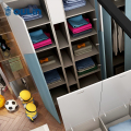Kinder Schlafzimmer mit Schreibtisch und Schränken angepasst