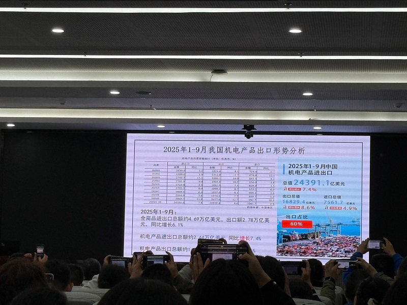 Liang Dabing, Chairman of Ruislife Tire Co., Ltd., was invited to attend the Canton Fair Brand Booth Application Training Session!