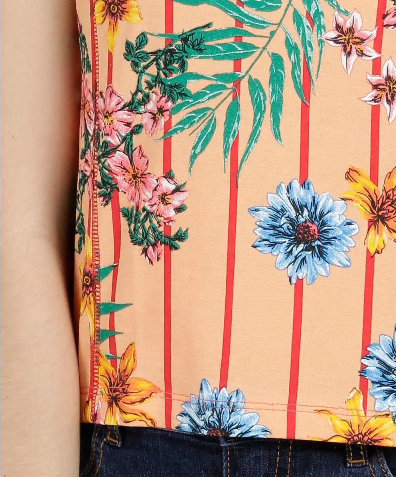 Kurzärmlige, schmal geschnittene Bluse mit Blumenprint