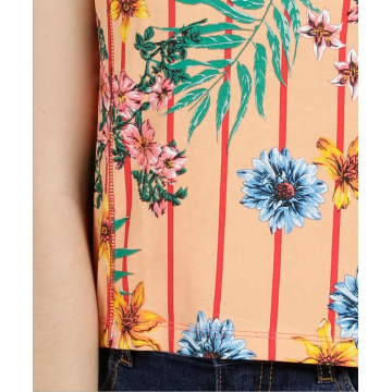 Blusa de manga curta slim fit flor estampada