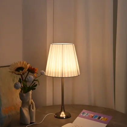 OEM ODM High Quality 5W Pleated Lampshade USB Bedside Table Lamp LED