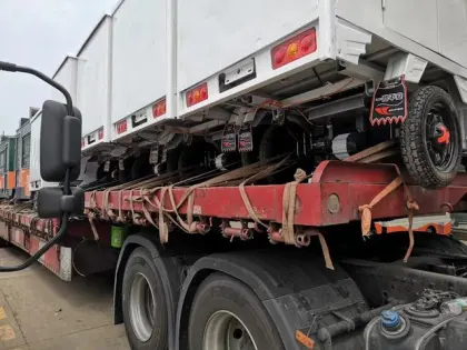 Fully enclosed express three-wheeled electric vehicle