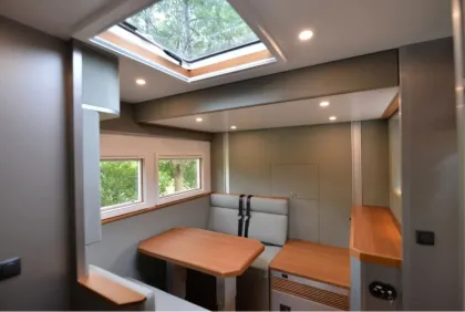 Affordable Luxury RV: Dongfeng MENGSHI Recreational Vehicle with 6AT Cummins Engine