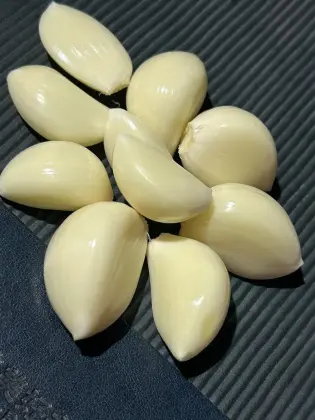 Fresh White Garlic Bulbs for Culinary Use