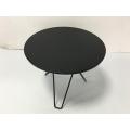 Okrągły stół z małym czarnym stołem do kawy