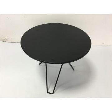 Schwarzer runder Tisch