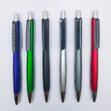高品質のカスタムプロモーションプラスチックトライアングルボールペンノベルティオープンワークモチーフペン