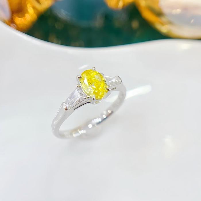 Anillo Ovalado Amarillo de 0.50ct con Lados Baguette de 0.41ct