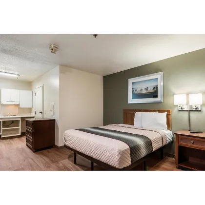 Economic Modern Design Hometowne Studios Hotel Bedroom Furniture Set