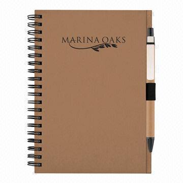 Riciclato notebook con penna di carta corrispondente