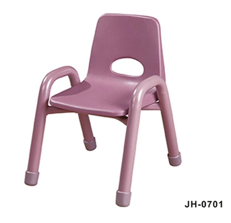 Chaises légères meubles de la maternelle