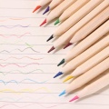 أقلام ملونة مختلفة للطلاء