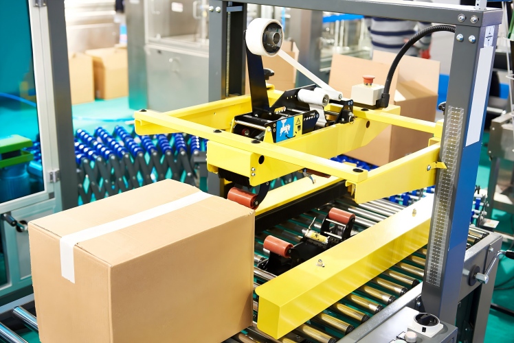 Top and bottom drive carton sealer machine