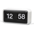 Caixa plástica preta Flip Clock na mesa