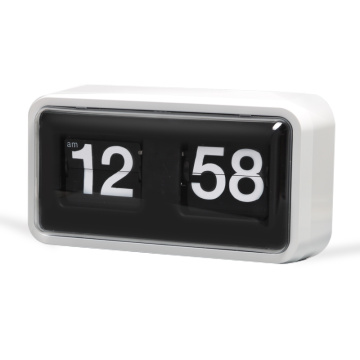 Caja de plástico negra Flip Clock en la mesa