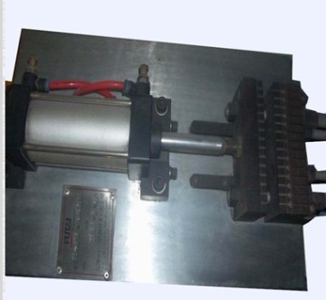Manual plug to pin assembling machine