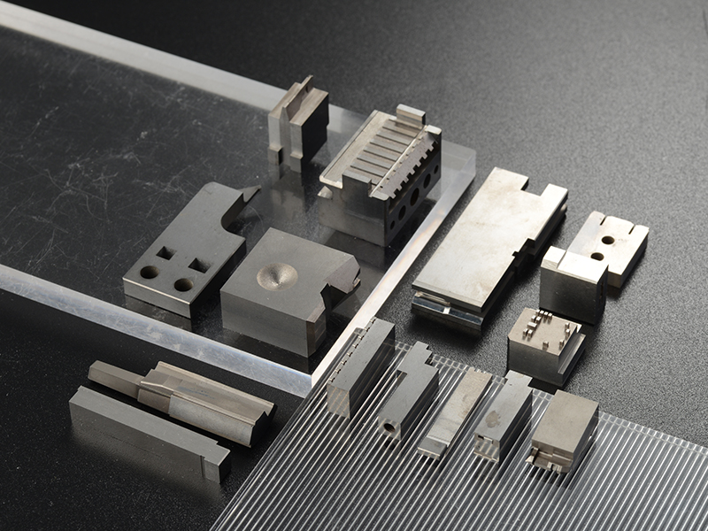 Composants de matrice d'estampage en métal