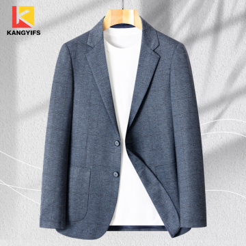 Επιχειρηματικό κοστούμι με ελαφριά ώριμη εμφάνιση με λεπτή υφή