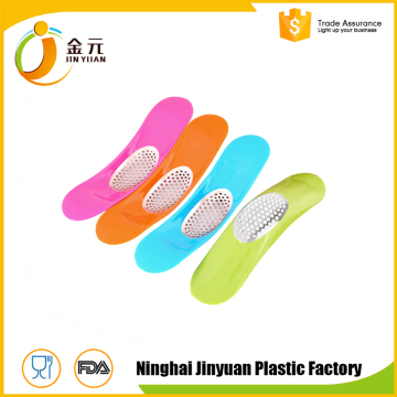 Promotional plastic garlic cutter mincer kitchen accessory tool zinc alloy garlic crusher