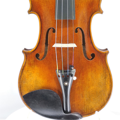 Violino de estilo antigo entalhado à mão