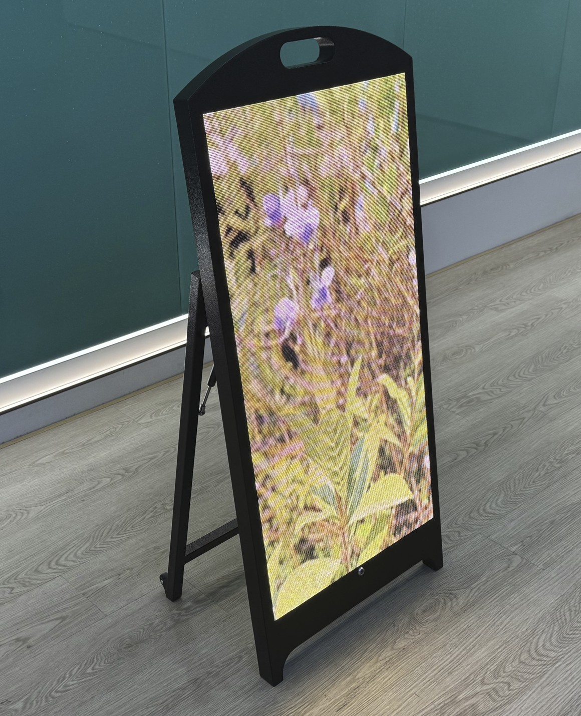 Kolay taşıma için endüstriyel tekerlekli mobil çerçeve LED ekran