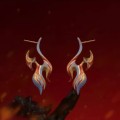 Les boucles d'oreilles "Dancing Fire" sont appliquées