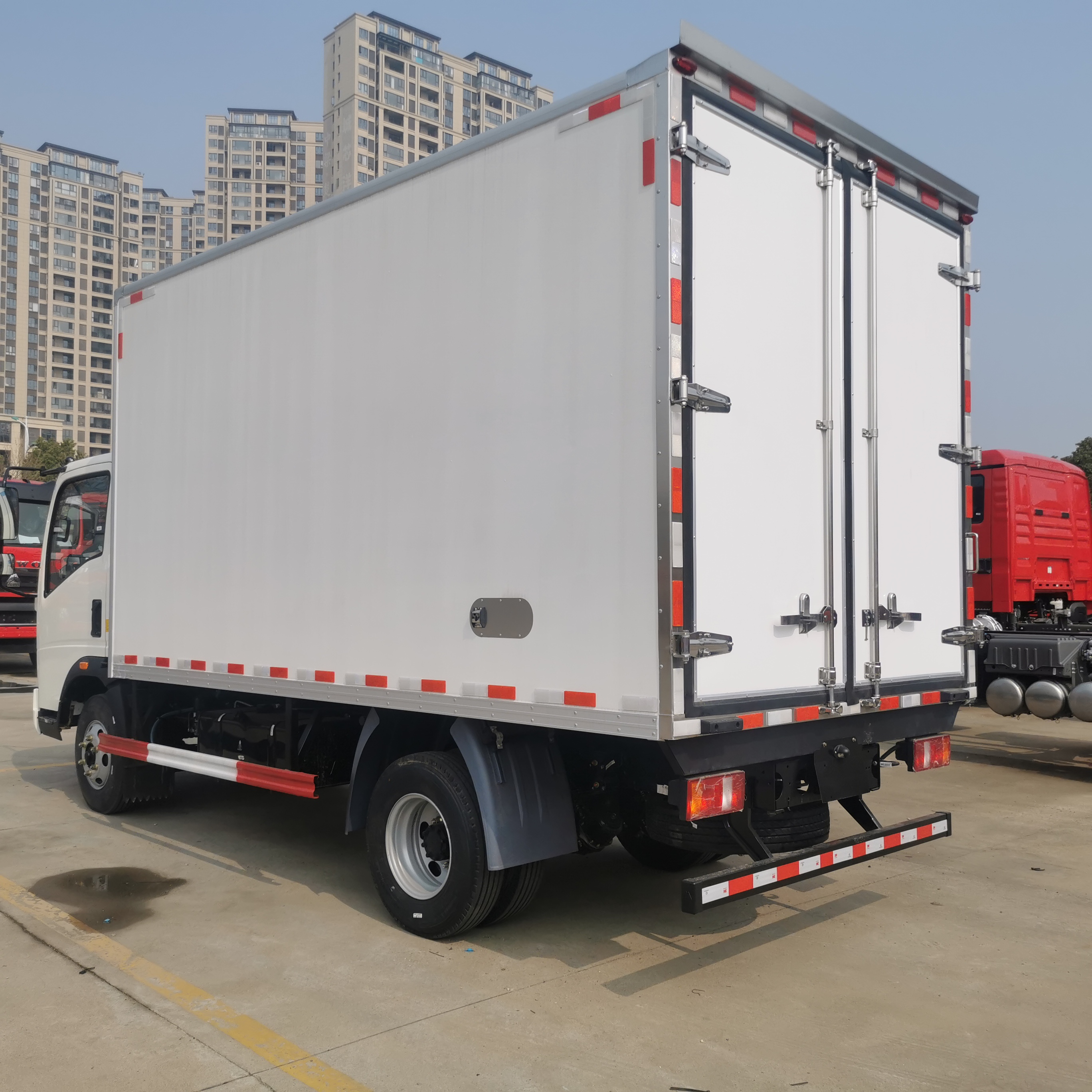 SINOTRUK HOWO 6 wheels 5 ton refrigerator truck