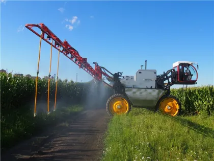 Self propelled high pressure boom sprayer