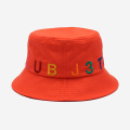 Chapeau de seau brodé orange-rouge