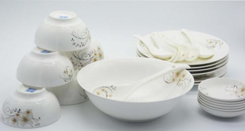 restoran warna putih keramik menggunakan peralatan makan