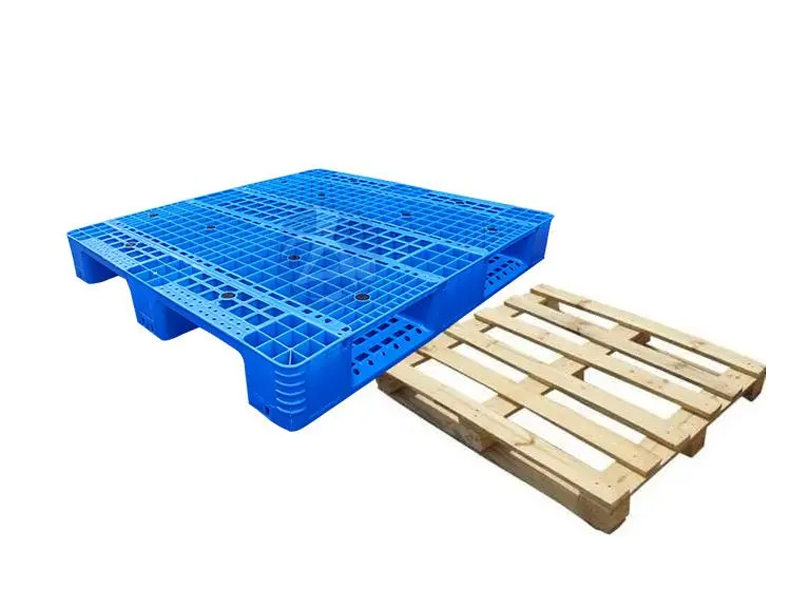 pallet kayu vs palet plastik wooden pallet vs plastic pallet