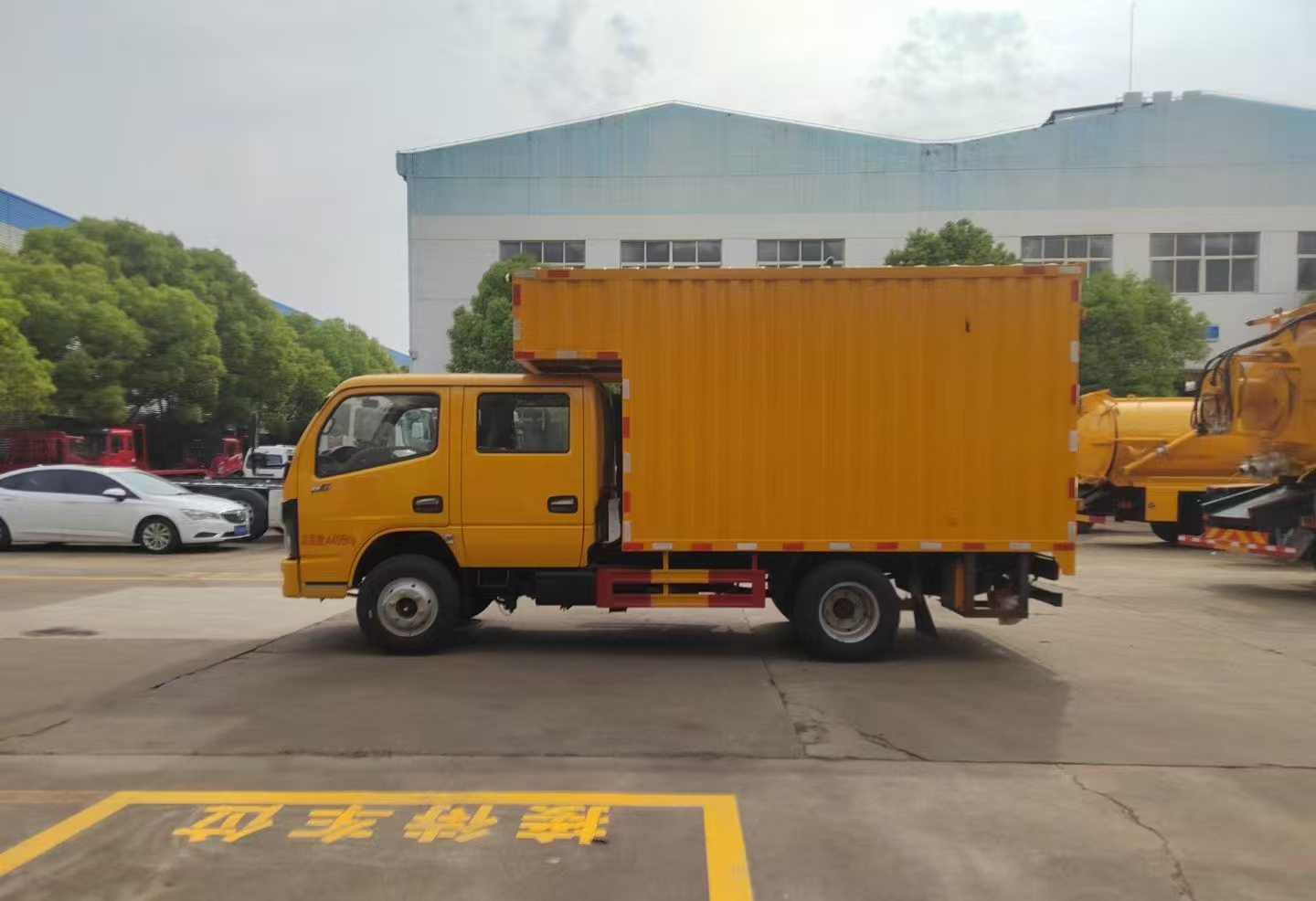Versatile Light Truck for Urban Deliveries