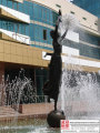 Giardino donna danza scultura fontana