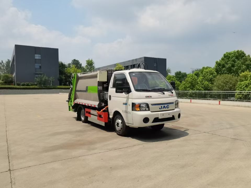 Compaction garbage truck