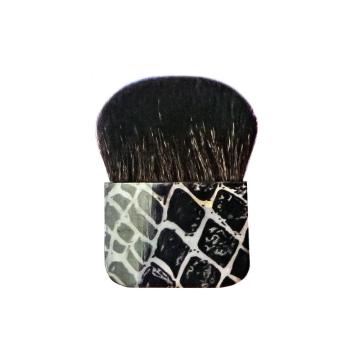 Une brosse de maquillage Kabuki à la main de la chèvre à la main