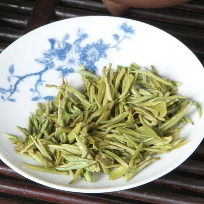 Fresh spring bud tea with heavy flavor