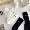 韓国の刺繍のまつげ女性の黒と白の積み重ねられた靴下
