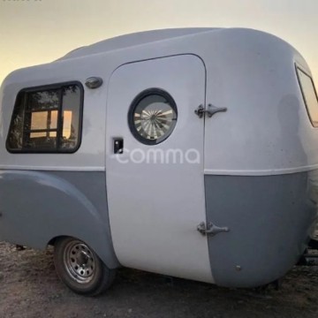 Petite camping-car en plein air avec sacs de rangement