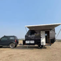 Campista de trailer de motocicleta de acampamento fora da estrada