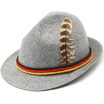 Sent le chapeau oktoberfest avec des plumes