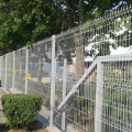 Beyaz pvc kaplı kaynaklı sert tel örgü kavisli çit