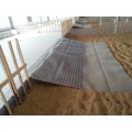 Slat system in poultry