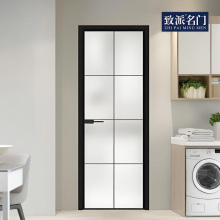 Banheiro simples e elegante com porta giratória