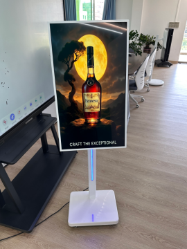 Totem ดิจิตอลแบบหมุนในร่มสำหรับการทักทายที่ล็อบบี้โรงแรม