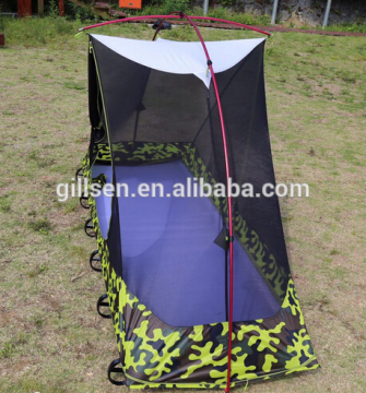 Tenda kedap hujan di luar perkemahan